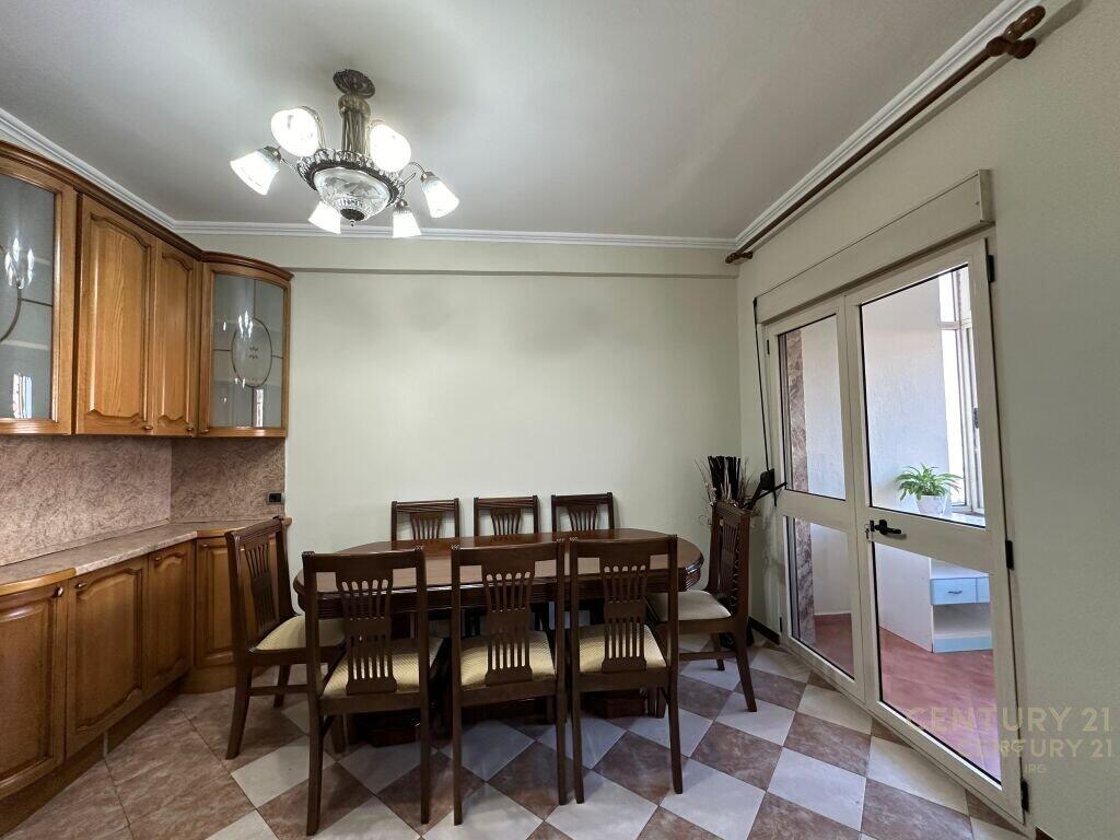 Jepet me Qira apartament 3+1+2+1 Lavanteri, Bulevardi Zogu i Parë!