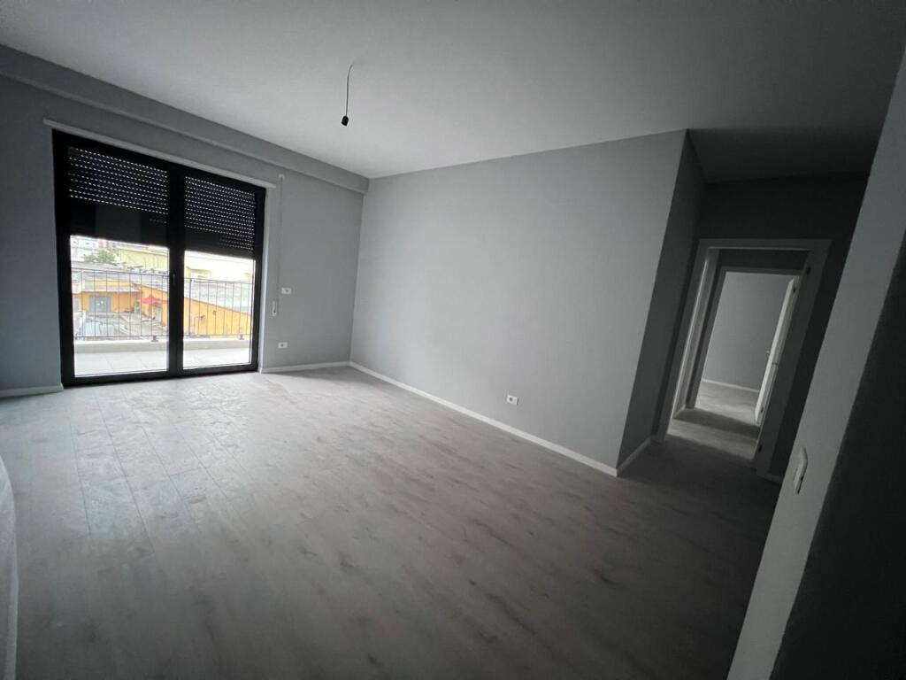 🏢 Appartamento 2+1 in affitto – solo per uffici📍 Stazione dei treni, Via “Karl Gega” 💶 Prezzo: 750 € / mese