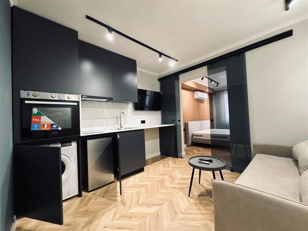 Shiten: 2 apartamente (1+1 dhe 1 Studio) Rr. Mine peza perballe komisariatit 3.