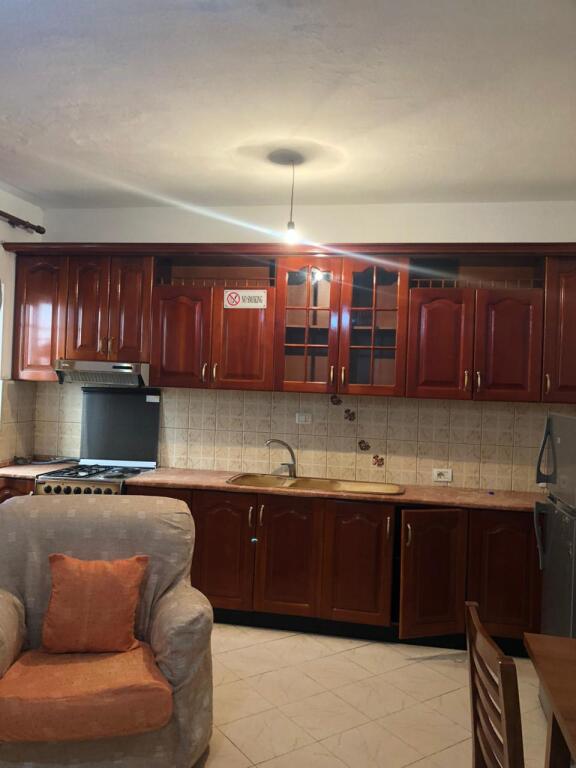 Jepet me qira shtëpi private 2+1 📍 Zona: 5 Maji, pranë kafes Deta💶 Çmimi: 500 € (i diskutueshëm)
