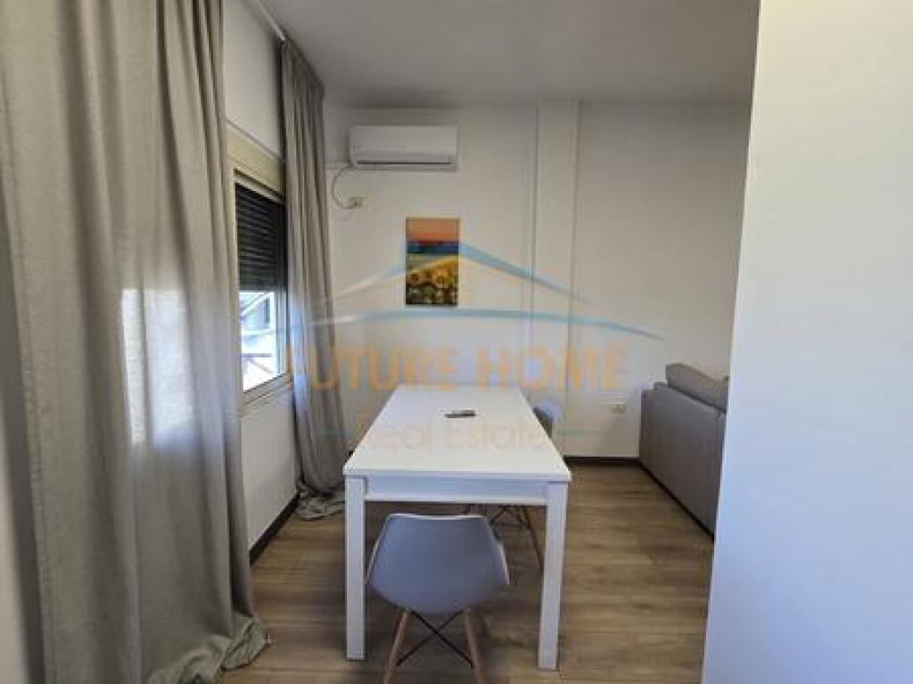 Shitet, Apartament 2+1, Komuna e Parisit