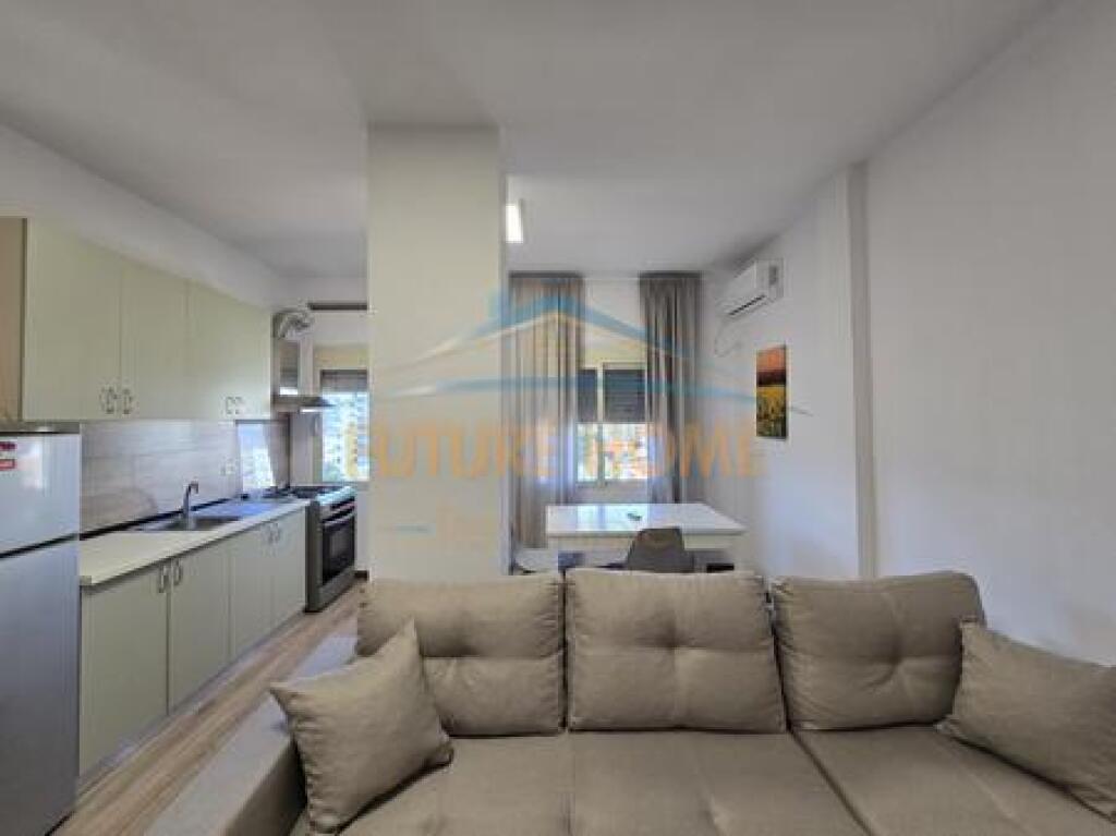 Shitet, Apartament 2+1, Komuna e Parisit