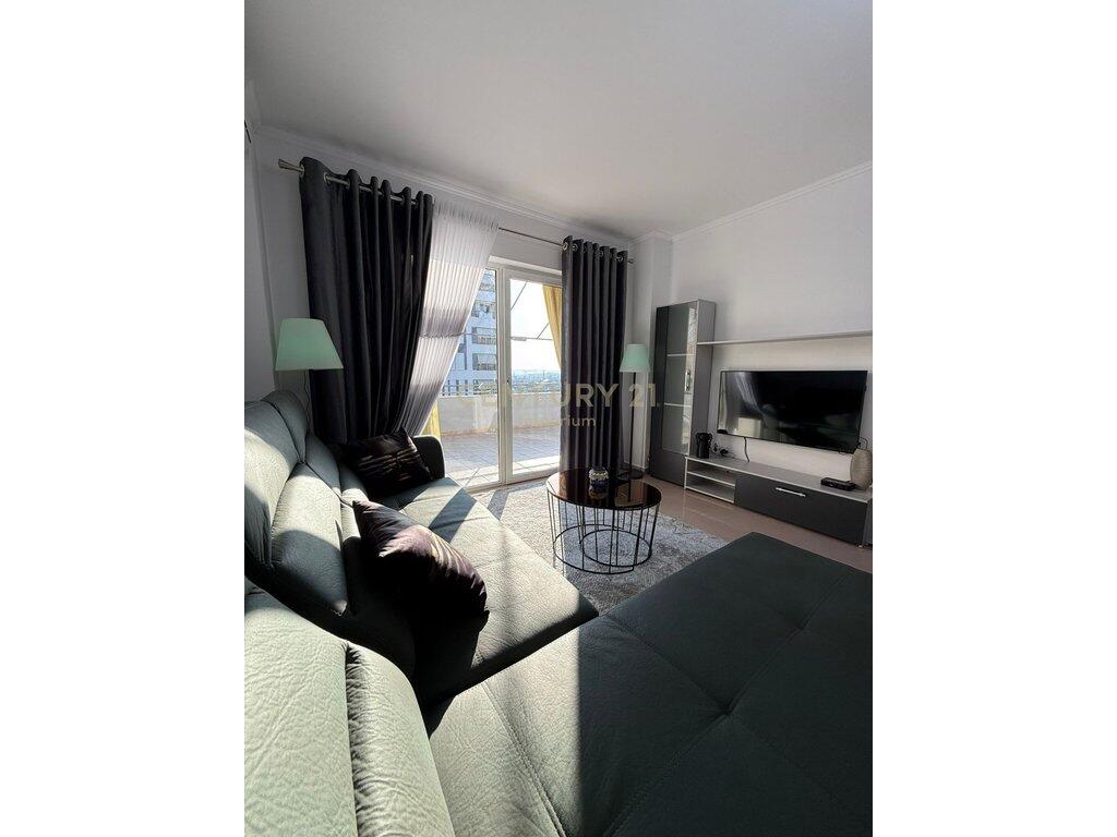 Apartament 2+1 me Verandë të Madhe në Rrugën "5 Maj", pranë Shkollës "Tirana Jonë" 650 € /Muaj