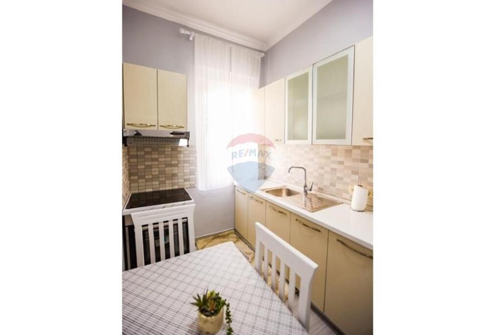 APARTAMENT 1+1 PER QIRA NE QENDER !