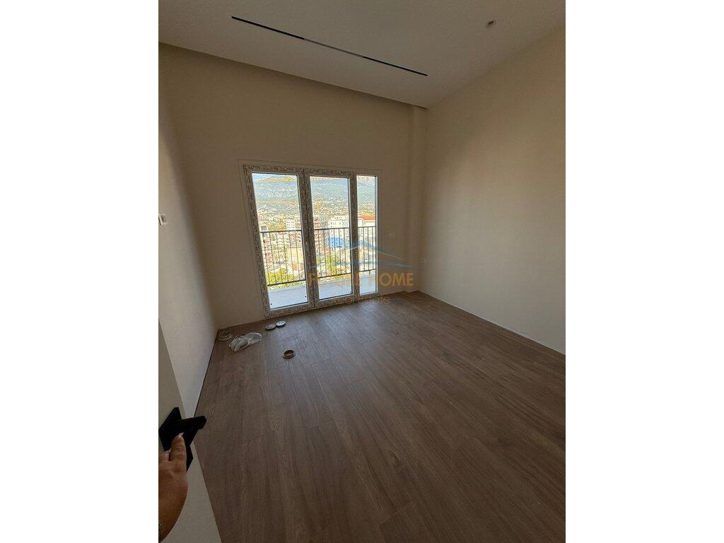 Shitet Apartament 1+1, Ali Dem