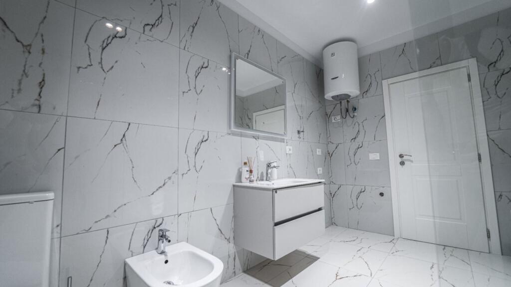 Jepet me qira ambient komercial ne qender te Durres