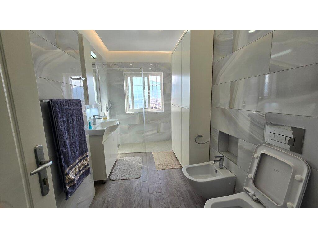 In affitto appartamento 2+1 al 9° piano vicino alla statua di Skenderbej 1.200 € /Mese