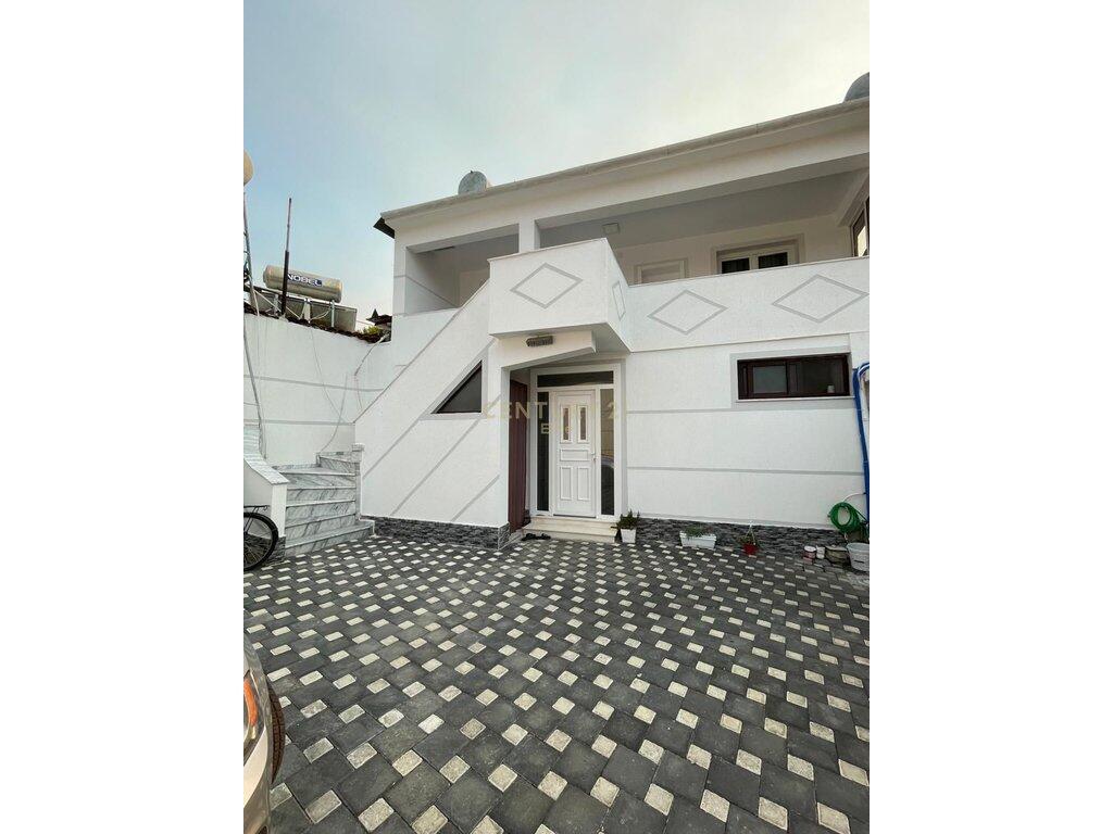 AFFITTASI VILLA SU DUE PIANI, VIA DIBRES! 1.200 € /Mese
