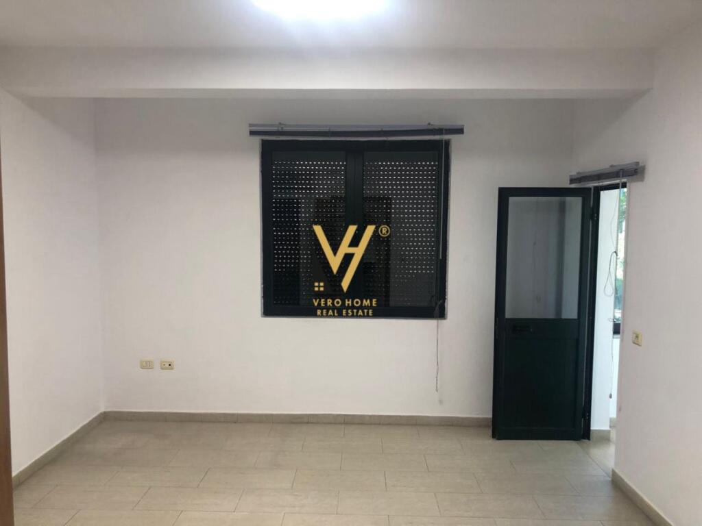 LOCALE DI 230 M2 IN AFFITTO A BRRYL 1.500 EURO
