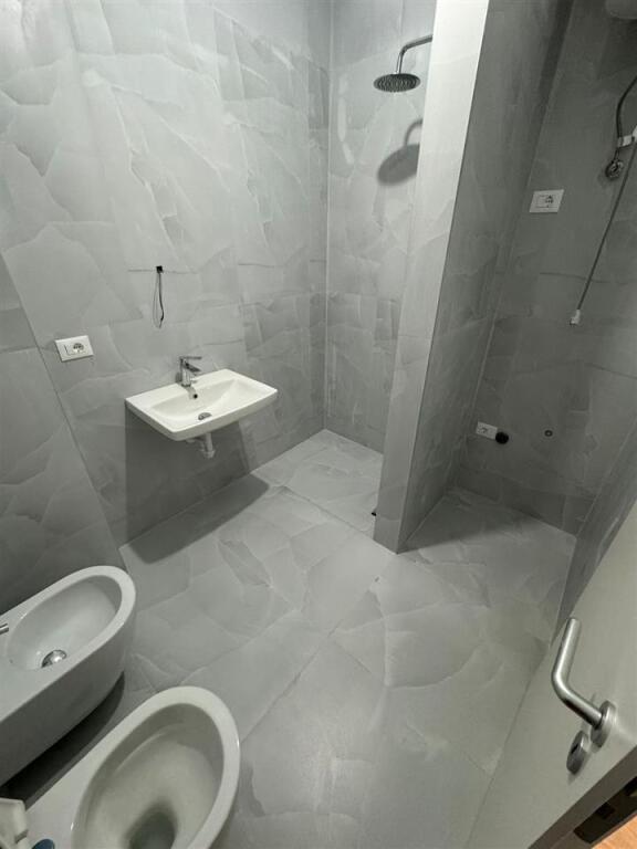 Jepet apartament 2+1 tek rezidencs Kaimi , Ali Dem (e pa mobiluar) 