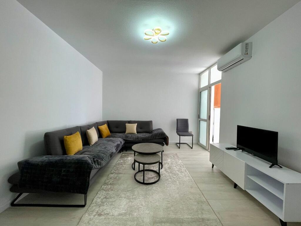 Jepet me QIRA apartament 1+1 tek Lulishtja, Komuna e Parisit