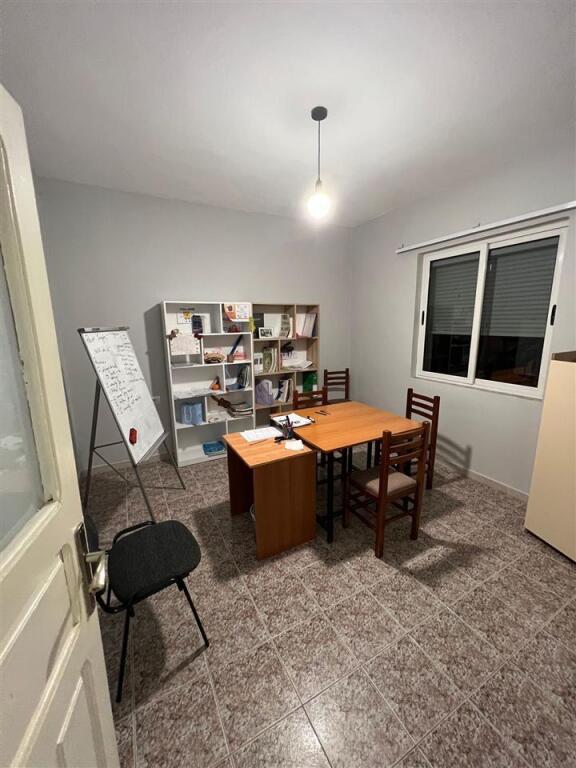 Jepet apartament 2+1 i pershtatshem per zyra me qera ne Myslym Shyr