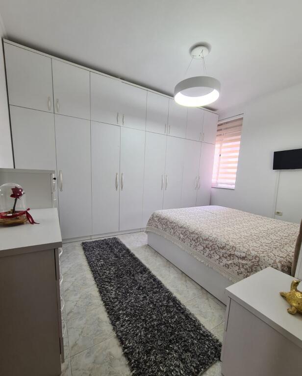 Jepet me qera apartamenti 1+1 Rruga Kongresi Manastirit , prane gjimanzit Cajupi Cmimi: 50.000 Leke te reja