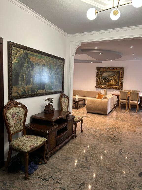 Viale Zogu I, vicino a Foto Studio Rreli, appartamento 2+1 in affitto, arredato. 900Euro
