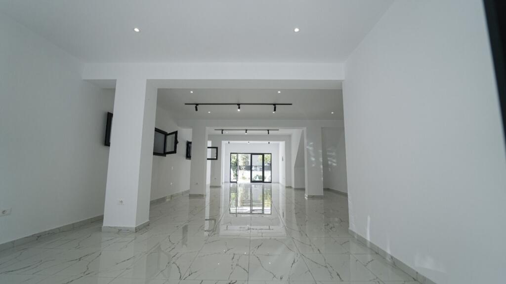 Jepet me qira ambient komercial ne qender te Durres