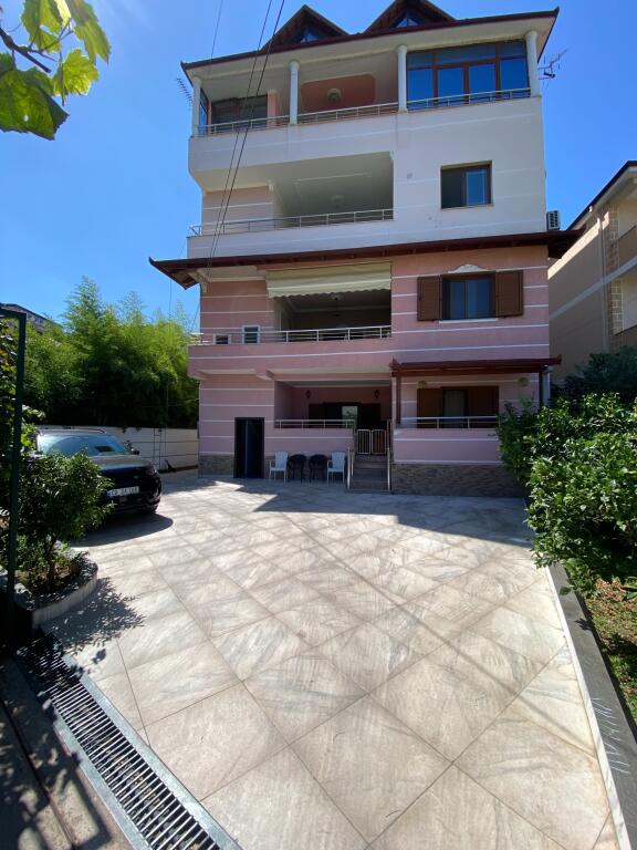 Midis Ambasades Turke Dhe Amerikane Jepet Apartament 2+1 Modern Per Qira !