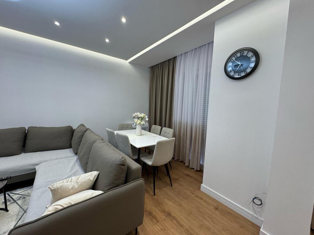 🏡 Jepet me Qira Apartament 2+1 me Parkim  📍 Lokacioni: Zona 5 Maji💶 Çmimi Mujor: 800€