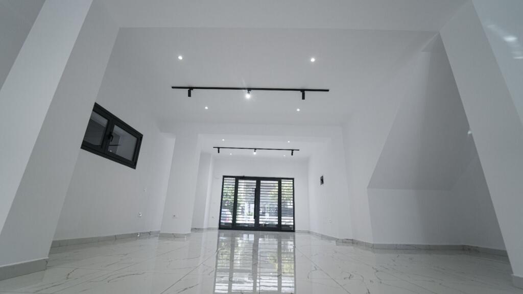 Jepet me qira ambient komercial ne qender te Durres
