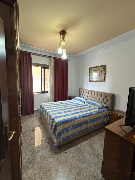 Viale Zogu I, vicino a Foto Studio Rreli, appartamento 2+1 in affitto, arredato. 900Euro