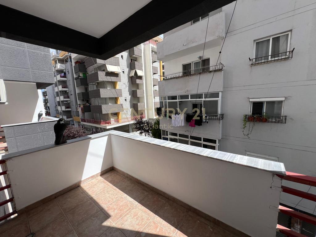 APARTAMENT PER QERA TEK KOMPLEKSI EKA NE PLAZH 2+1+2 T NJE DEPO DHE 3 BALLKONE DURRES !