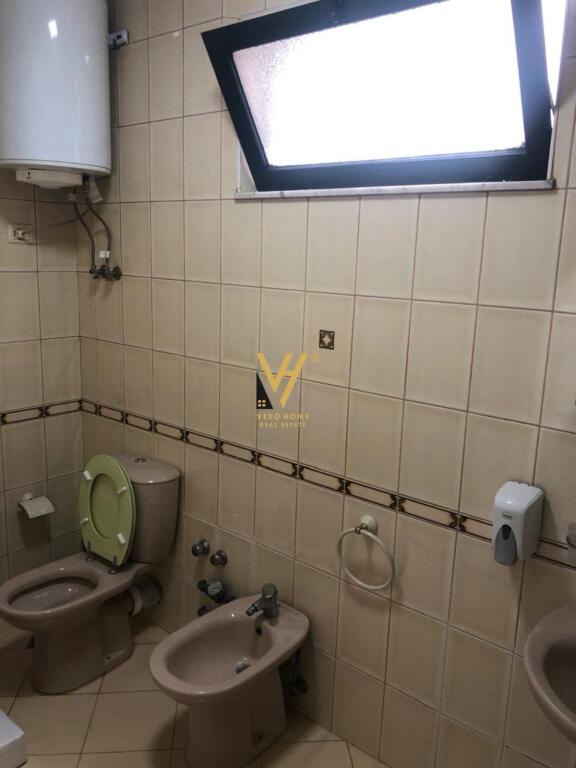 LOCALE DI 230 M2 IN AFFITTO A BRRYL 1.500 EURO