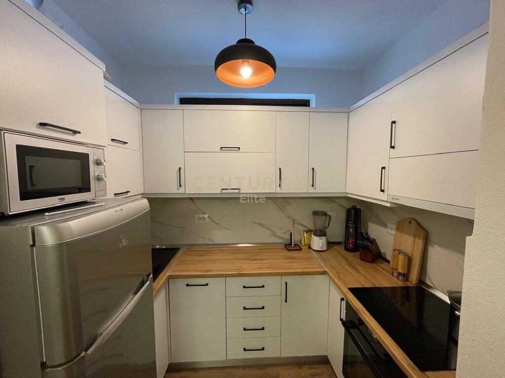 AFFITTASI VILLA SU DUE PIANI, VIA DIBRES! 1.200 € /Mese