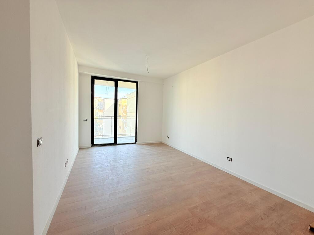  Ambiente Ufficio in Affitto – Golden Tower, Via Mine Peza