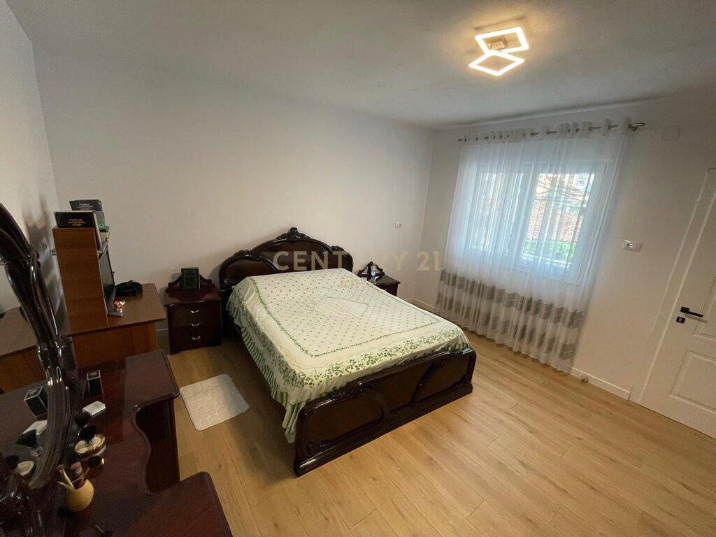 AFFITTASI VILLA SU DUE PIANI, VIA DIBRES! 1.200 € /Mese