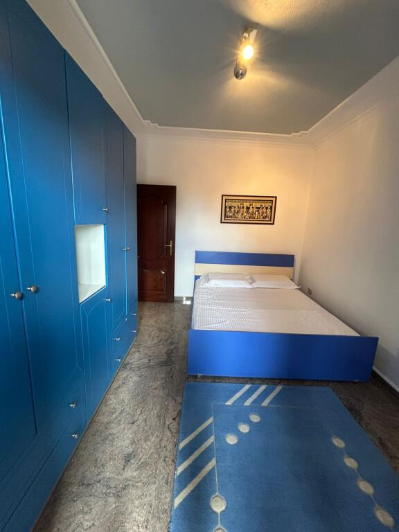 Viale Zogu I, vicino a Foto Studio Rreli, appartamento 2+1 in affitto, arredato. 900Euro