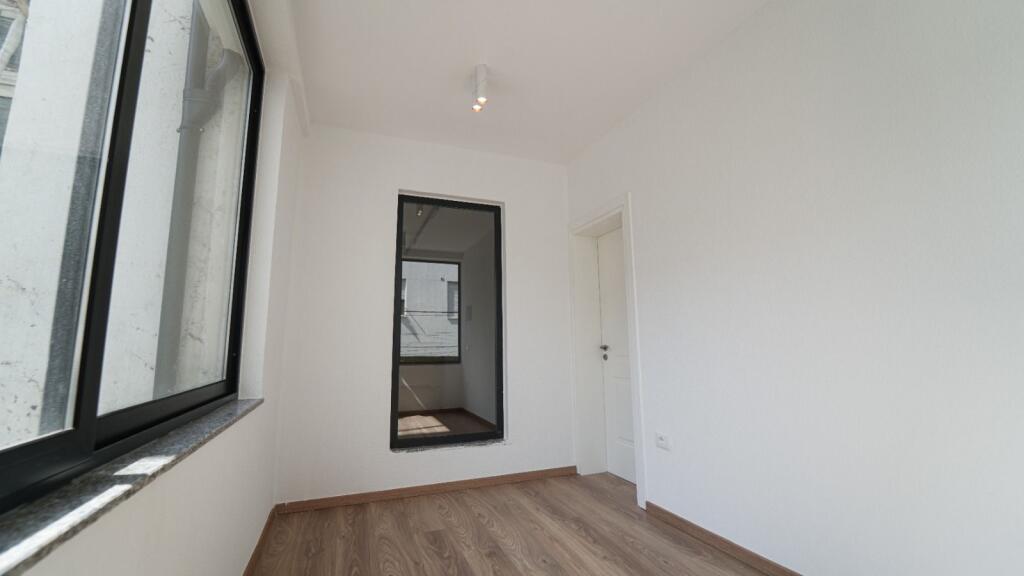 Jepet me qira ambient komercial ne qender te Durres