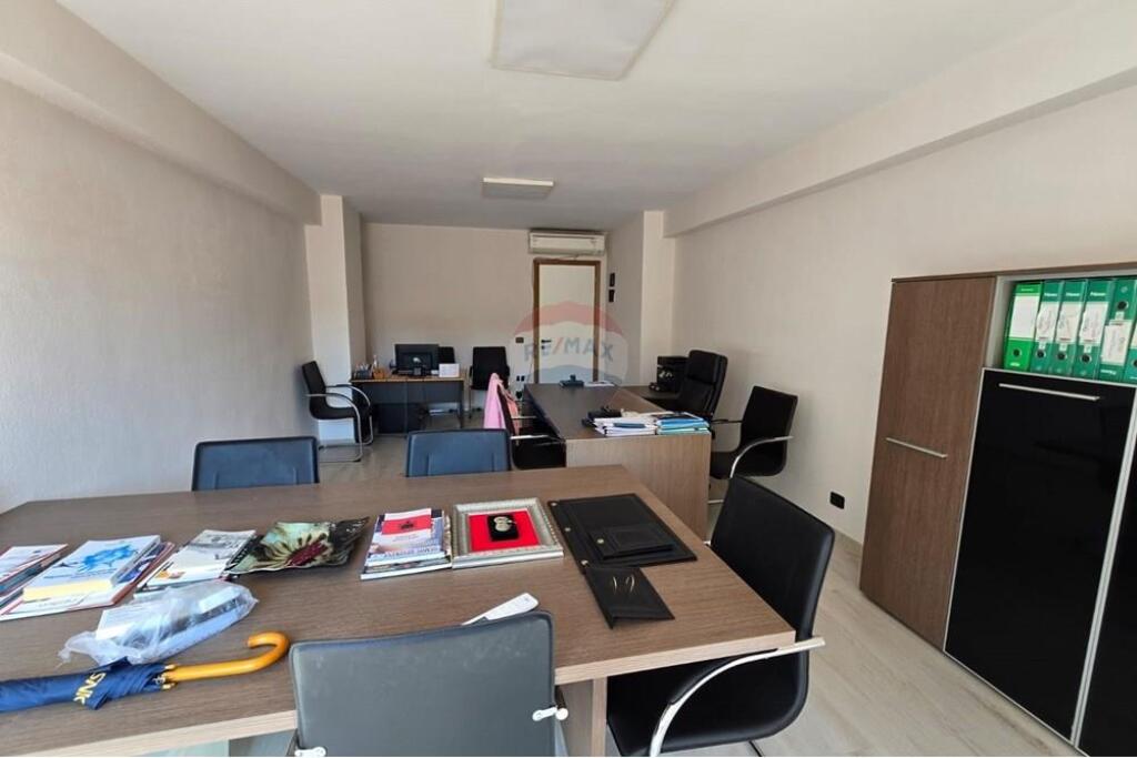 Zyrë - Për Qira - Rruga Abdi Toptani, Tiranë !