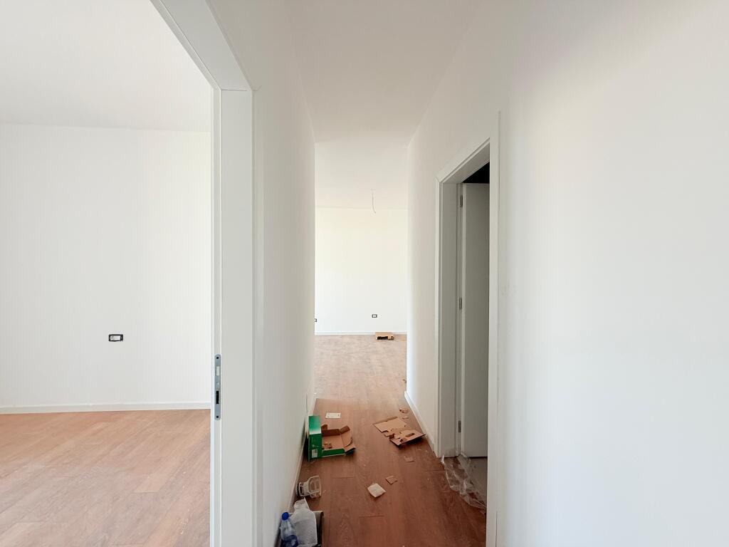  Ambiente Ufficio in Affitto – Golden Tower, Via Mine Peza