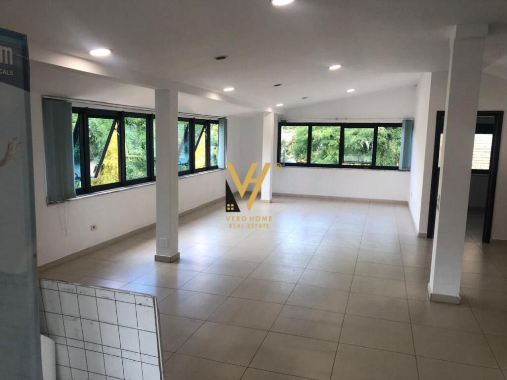 LOCALE DI 230 M2 IN AFFITTO A BRRYL 1.500 EURO