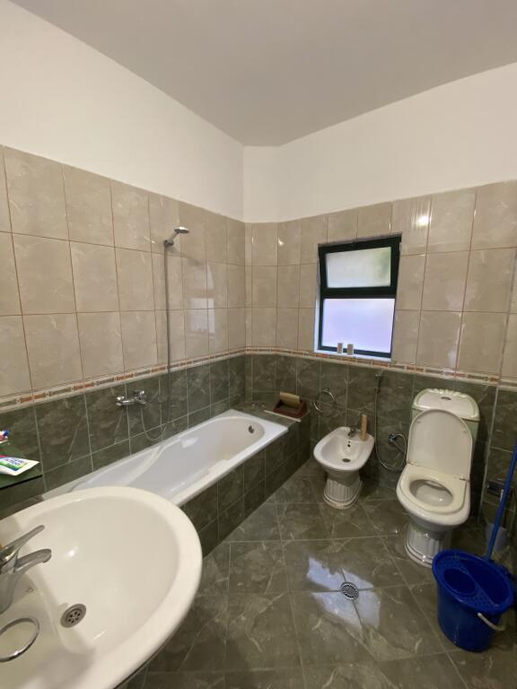 Midis Ambasades Turke Dhe Amerikane Jepet Apartament 2+1 Modern Per Qira !