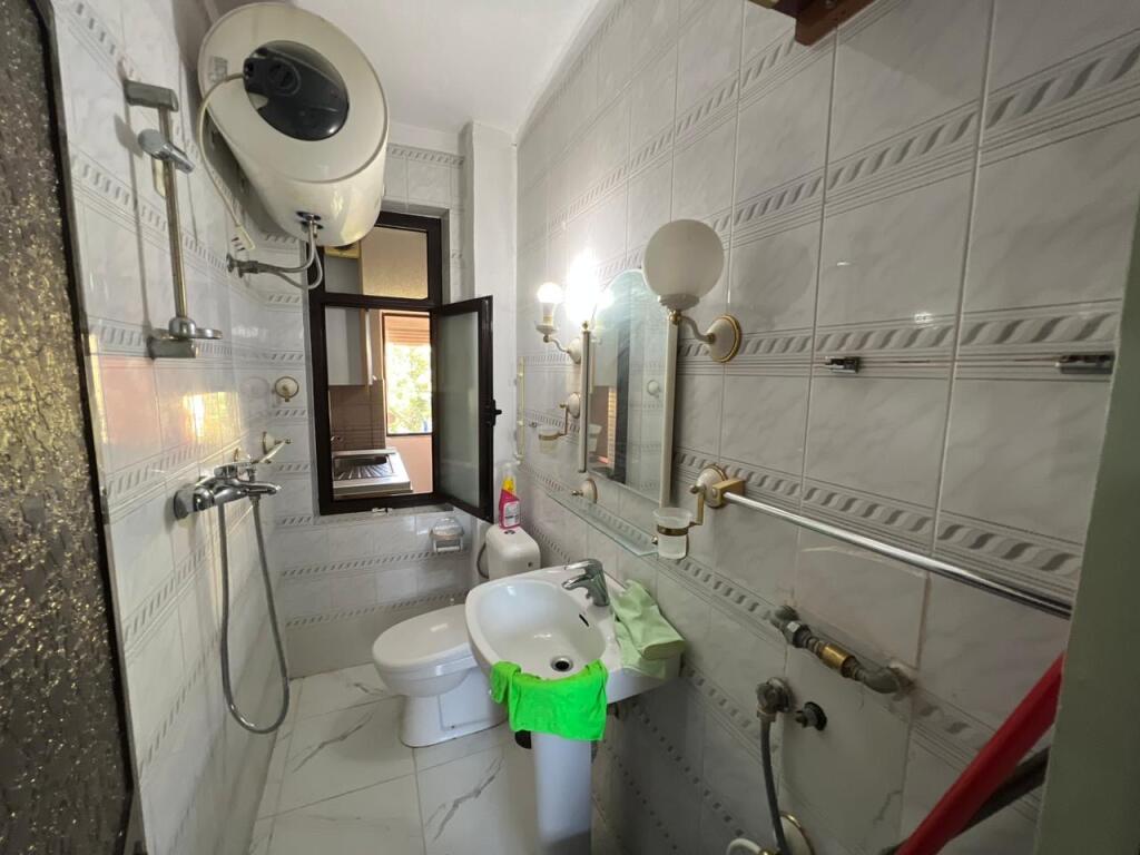 📣 AFFITTO Appartamento 1+1 📍 Medreseja 🛣️ Via "Dibres" ✨   🏢 Costruzione Esistente  🪜 3° Piano (Senza Ascensore)  🛋️ Arredato   💶 Prezzo 450 euro non trattabile