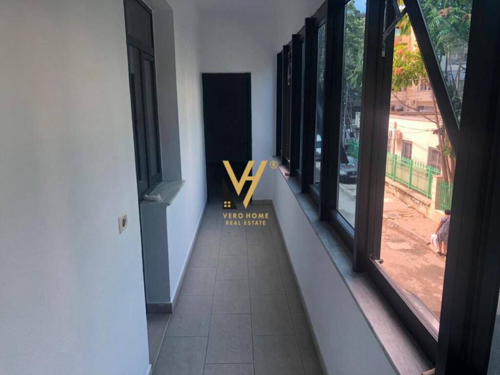 LOCALE DI 230 M2 IN AFFITTO A BRRYL 1.500 EURO