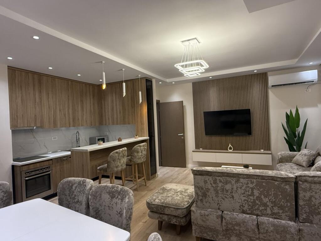 Jepet super apartament 2+1+2+depo+parkim i sapo mobiluar pas Radisson, Liqeni Thate