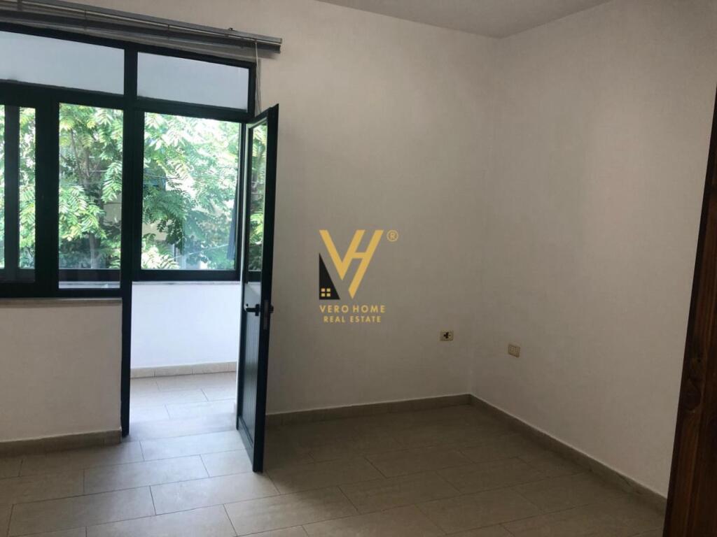 LOCALE DI 230 M2 IN AFFITTO A BRRYL 1.500 EURO