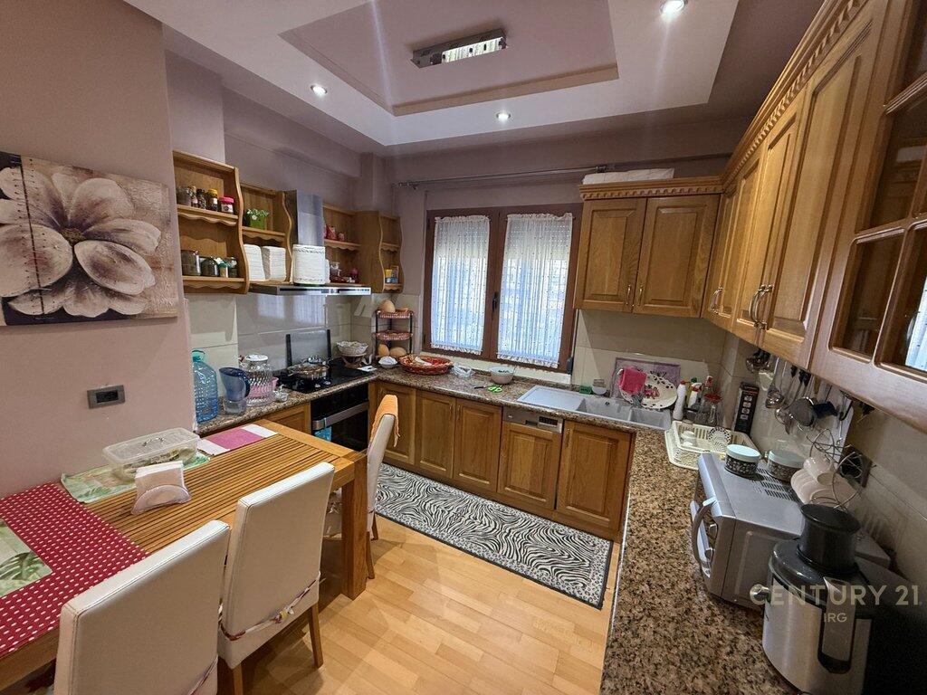 APARTAMENT 2+1+2 NE SHITJE PRANE MATERNITETIT TE RI! 198,000 €
