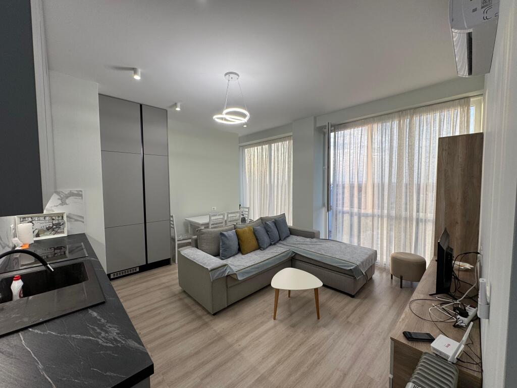 ✨ Apartament me qira – 1+1 + ballkon + parkim ✨ 
 📍 Rr. Riza Cerova, kryqëzimi me Rr. 4 Dëshmorët