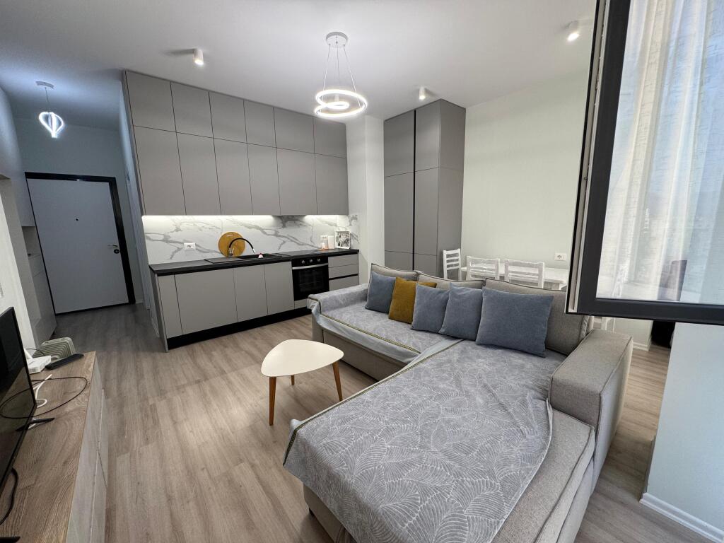 ✨ Apartament me qira – 1+1 + ballkon + parkim ✨ 
 📍 Rr. Riza Cerova, kryqëzimi me Rr. 4 Dëshmorët
