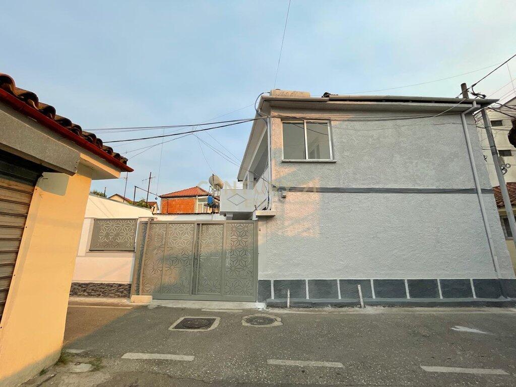 AFFITTASI VILLA SU DUE PIANI, VIA DIBRES! 1.200 € /Mese