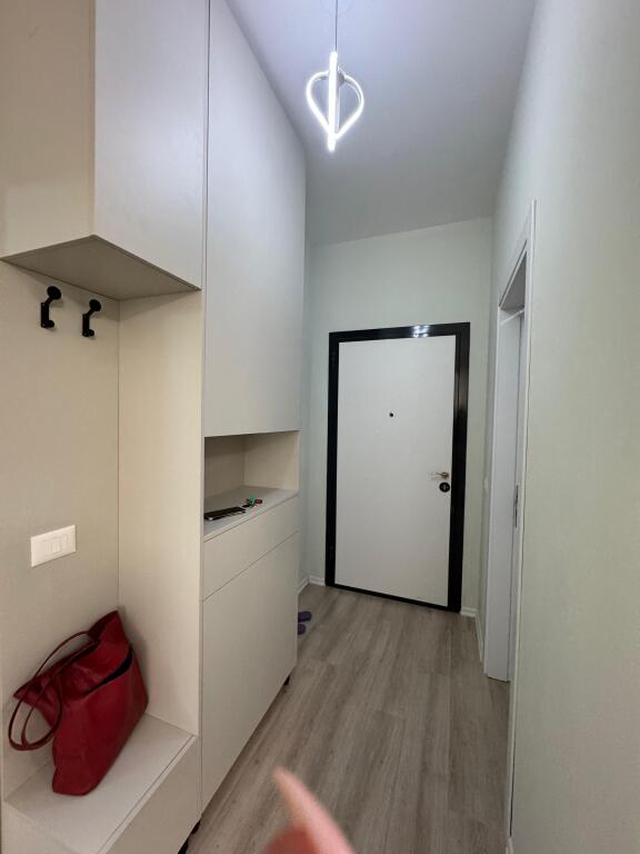 ✨ Apartament me qira – 1+1 + ballkon + parkim ✨ 
 📍 Rr. Riza Cerova, kryqëzimi me Rr. 4 Dëshmorët