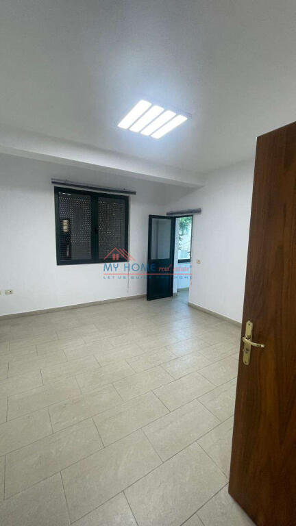 Ufficio in affitto a Brryli Tirane