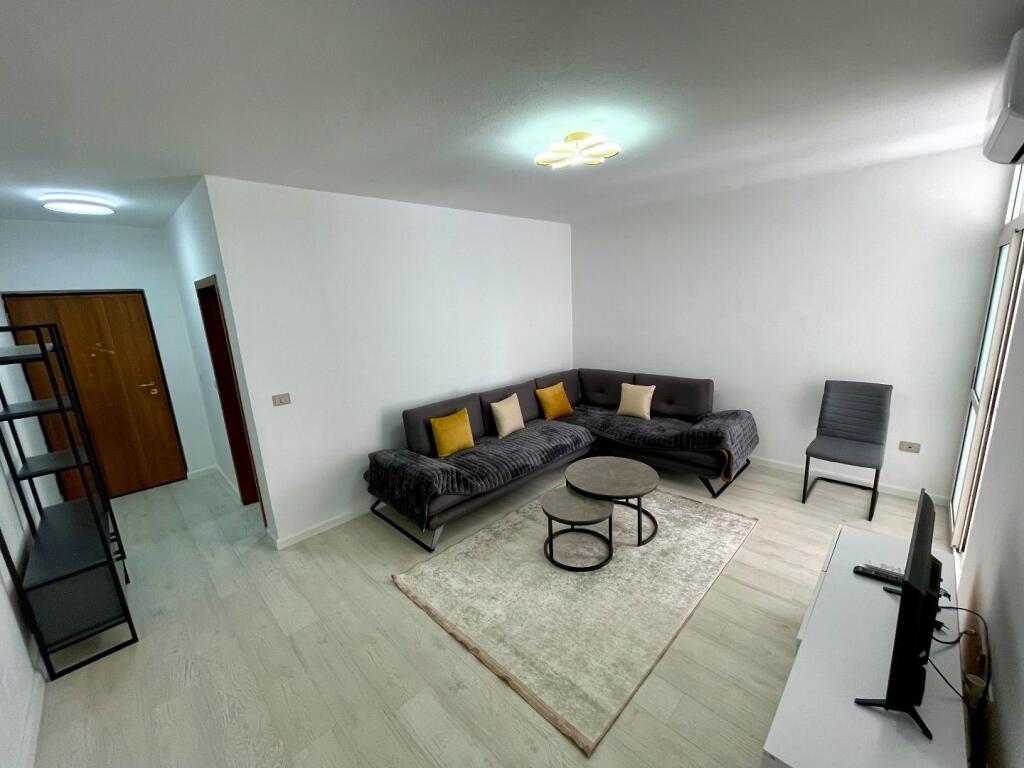 Jepet me QIRA apartament 1+1 tek Lulishtja, Komuna e Parisit