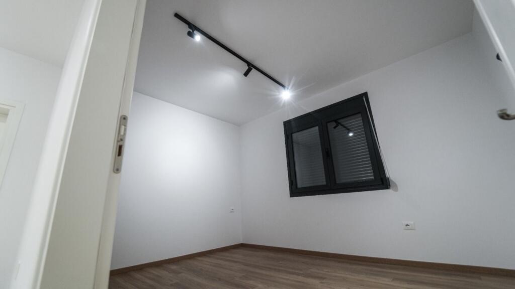 Jepet me qira ambient komercial ne qender te Durres