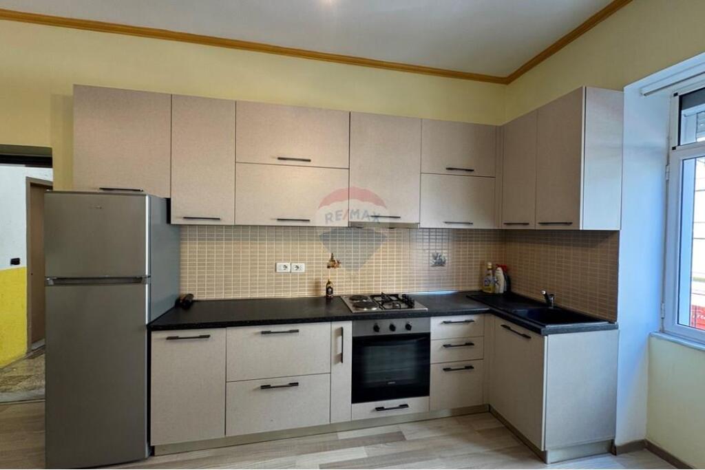 Jepet me qera apartament 2+1 ne Qender .