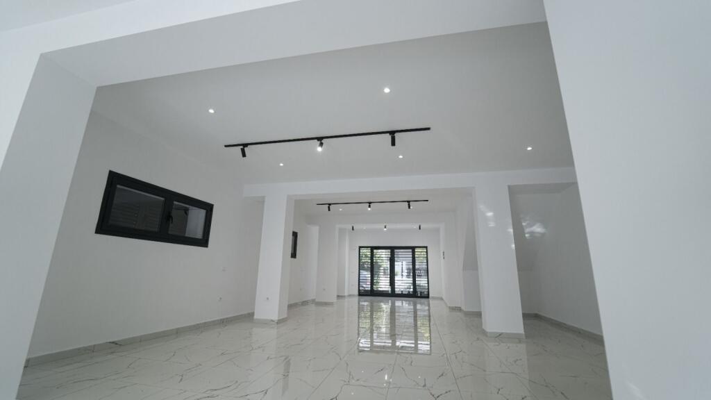 Jepet me qira ambient komercial ne qender te Durres