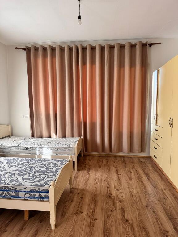 🏠Nella zona di Via Jordan Misja, vicino al Bar Alesio, si affitta il terzo piano di una villa, 2+1+2, arredato. 50.000 Leke