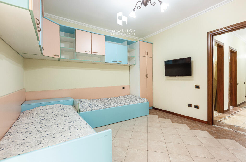 Tirane, appartamento 3+1 in vendita al 3° piano, 146 m² 295.000 € (St Trenit Bulevardi Zogu 1)

